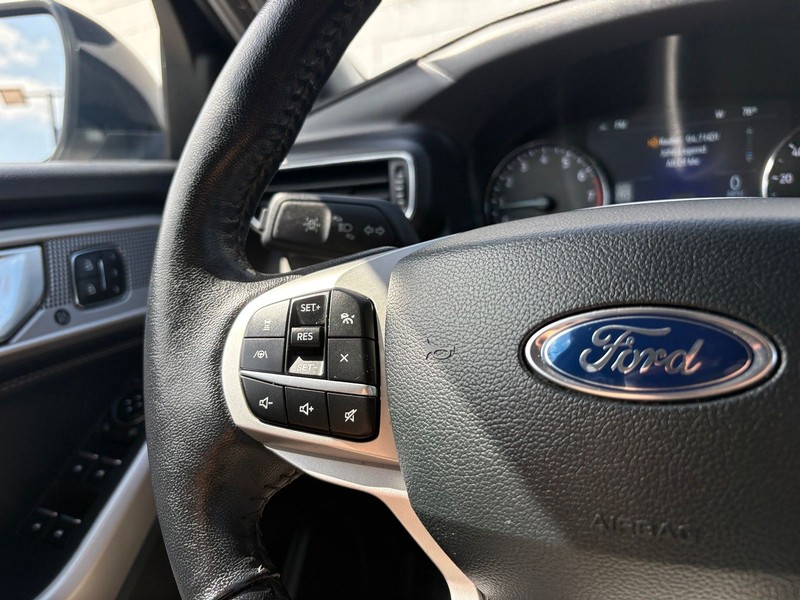 Ford Explorer Vehicle Full-screen Gallery Image 26