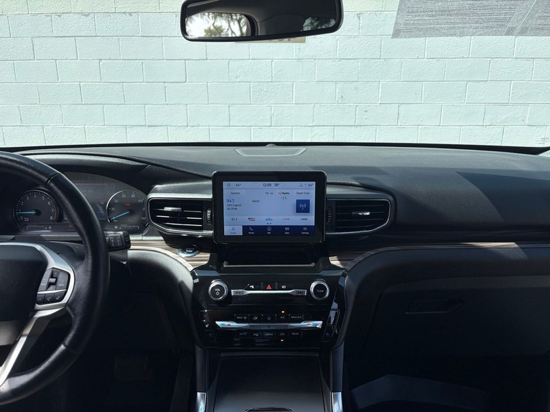 Ford Explorer Vehicle Full-screen Gallery Image 28