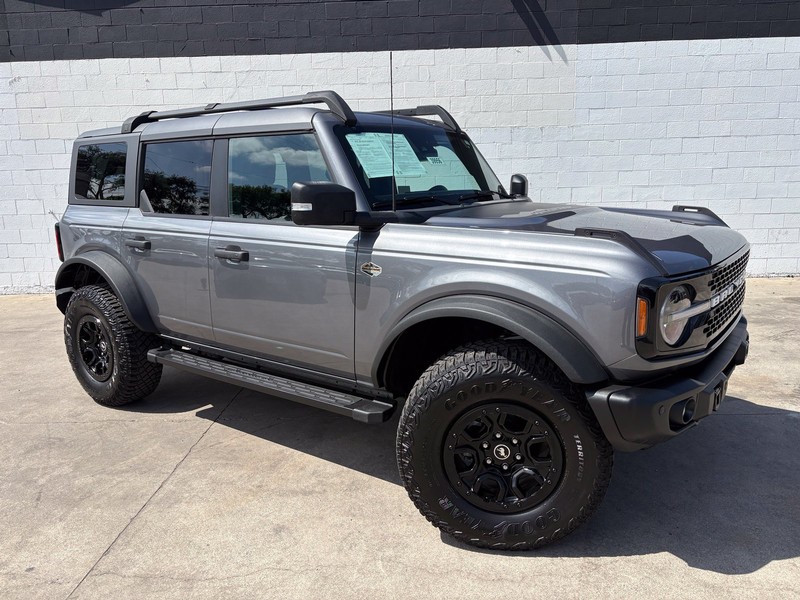Ford Bronco Vehicle Full-screen Gallery Image 01