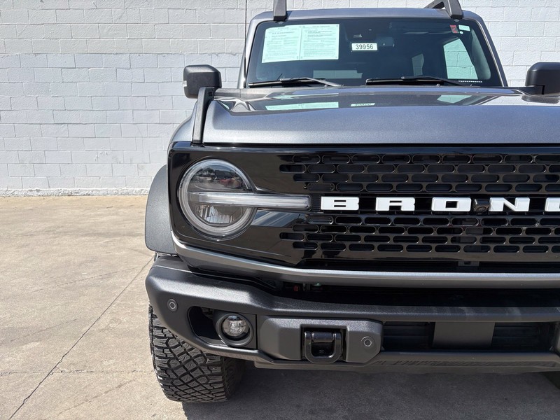 Ford Bronco Vehicle Full-screen Gallery Image 03