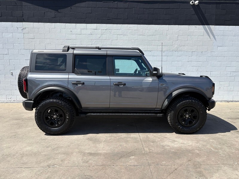 Ford Bronco Vehicle Full-screen Gallery Image 04