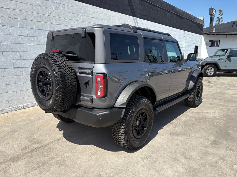 Ford Bronco Vehicle Full-screen Gallery Image 05