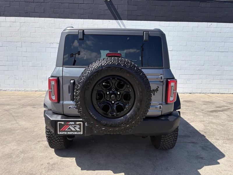 Ford Bronco Vehicle Full-screen Gallery Image 06