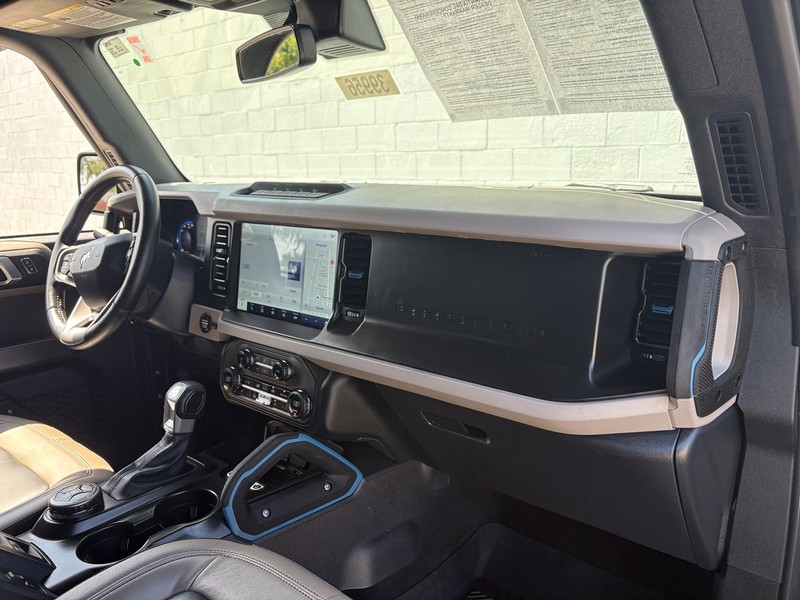 Ford Bronco Vehicle Full-screen Gallery Image 18