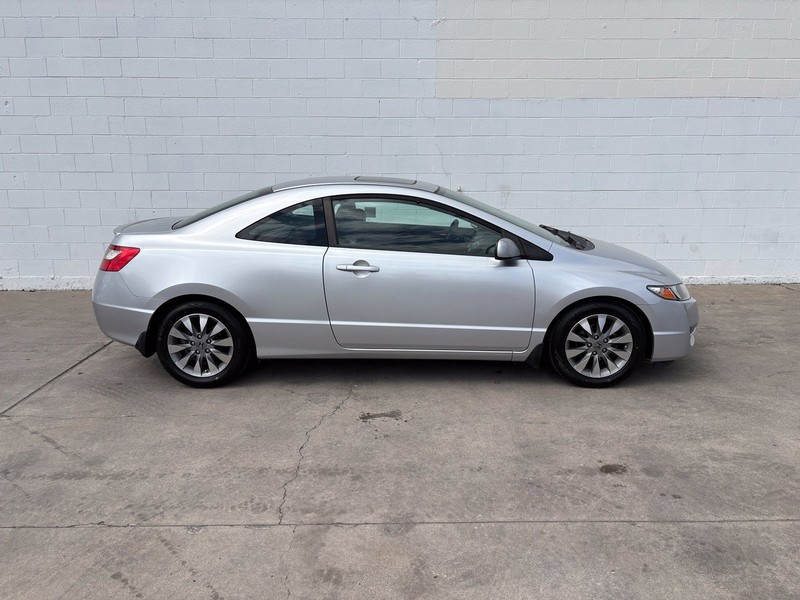 Honda Civic Coupe Vehicle Full-screen Gallery Image 04