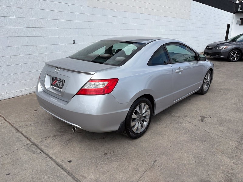 Honda Civic Coupe Vehicle Full-screen Gallery Image 05