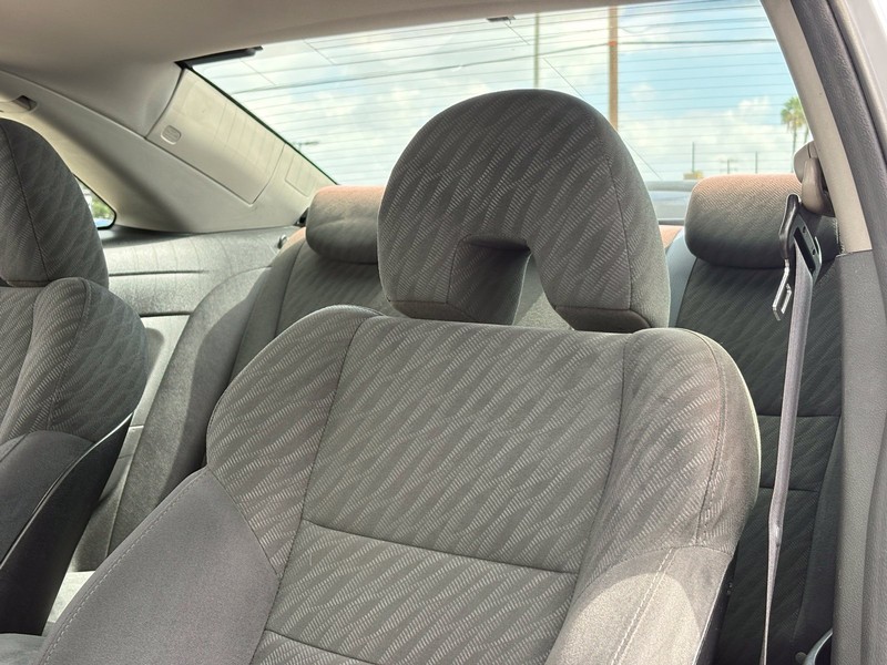 Honda Civic Coupe Vehicle Full-screen Gallery Image 17