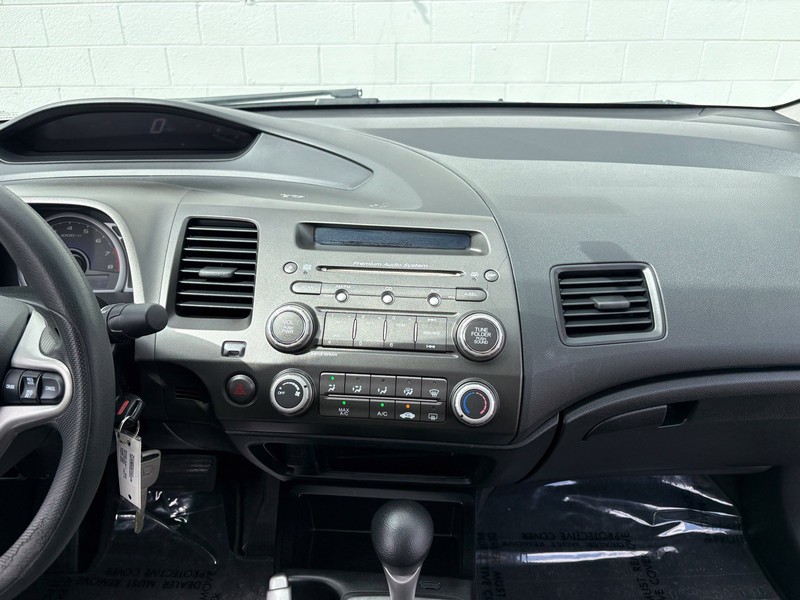 Honda Civic Coupe Vehicle Full-screen Gallery Image 25