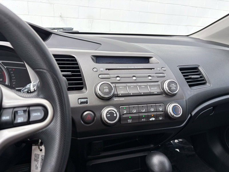 Honda Civic Coupe Vehicle Full-screen Gallery Image 26