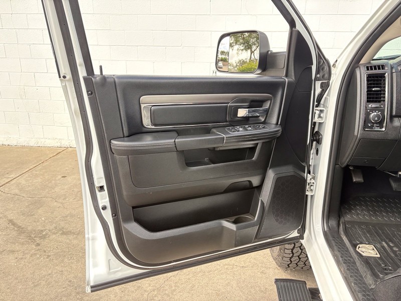 Ram 2500 Vehicle Full-screen Gallery Image 14