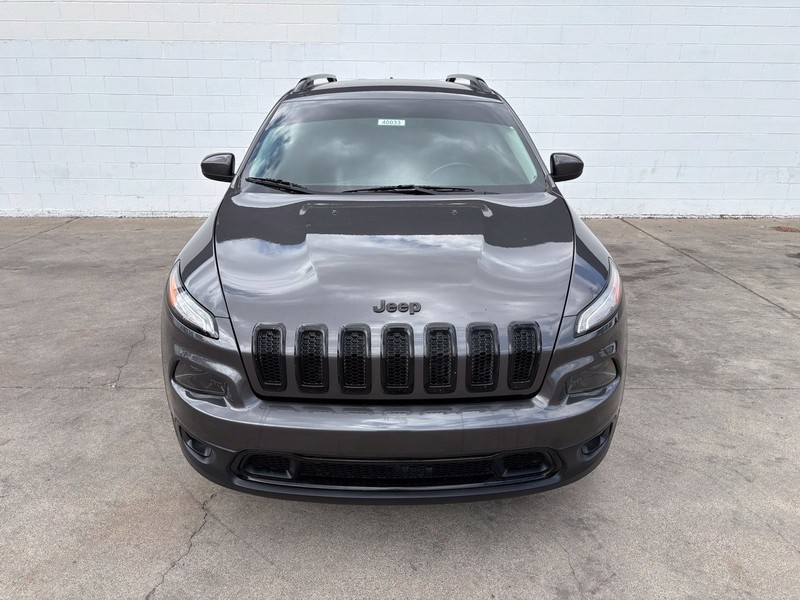Jeep Cherokee Vehicle Full-screen Gallery Image 02