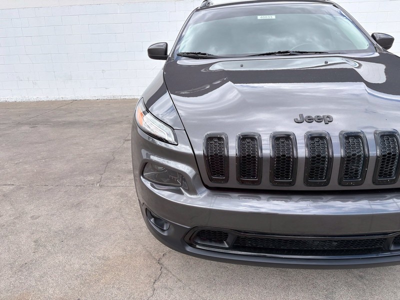 Jeep Cherokee Vehicle Full-screen Gallery Image 03