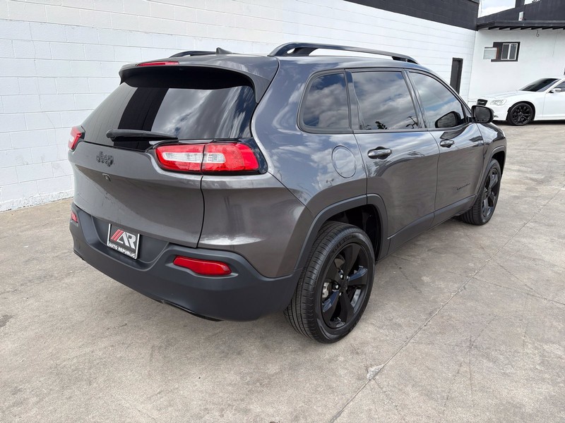 Jeep Cherokee Vehicle Full-screen Gallery Image 05