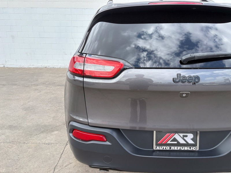 Jeep Cherokee Vehicle Full-screen Gallery Image 07