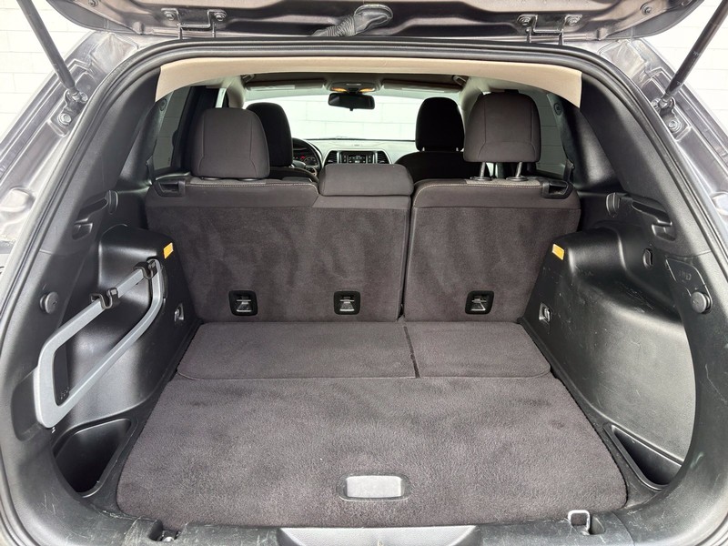 Jeep Cherokee Vehicle Full-screen Gallery Image 08