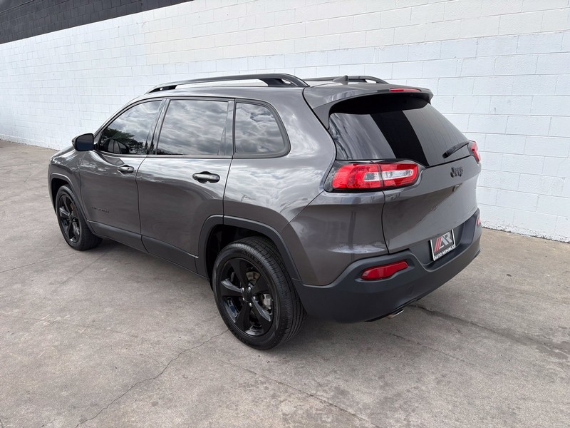 Jeep Cherokee Vehicle Full-screen Gallery Image 09