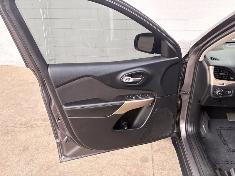 Jeep Cherokee Vehicle Full-screen Gallery Image 14