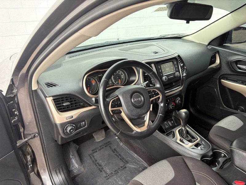 Jeep Cherokee Vehicle Full-screen Gallery Image 15