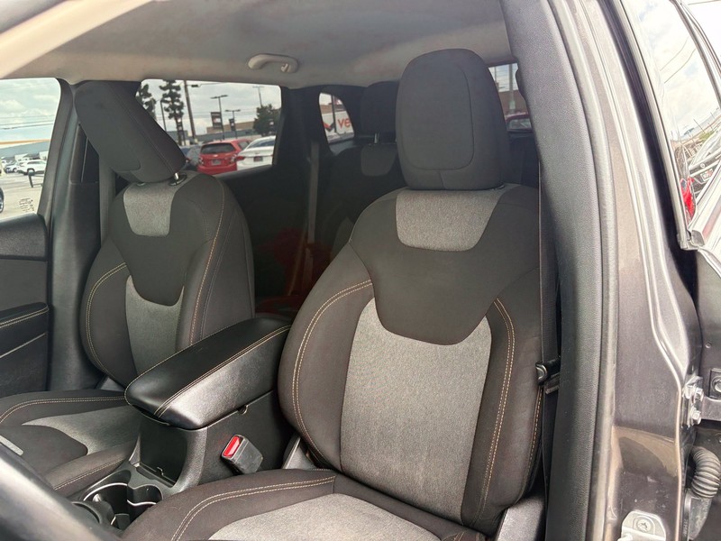 Jeep Cherokee Vehicle Full-screen Gallery Image 16