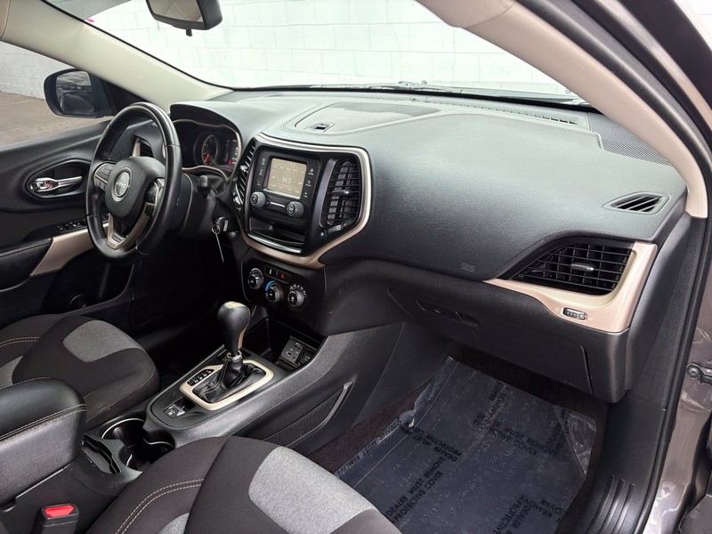 Jeep Cherokee Vehicle Full-screen Gallery Image 18
