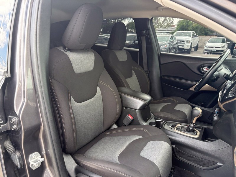 Jeep Cherokee Vehicle Full-screen Gallery Image 19