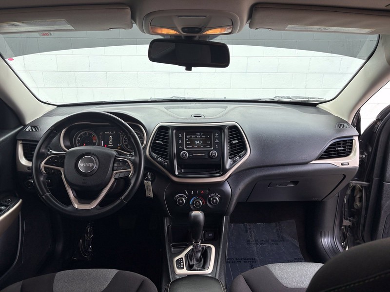 Jeep Cherokee Vehicle Full-screen Gallery Image 21