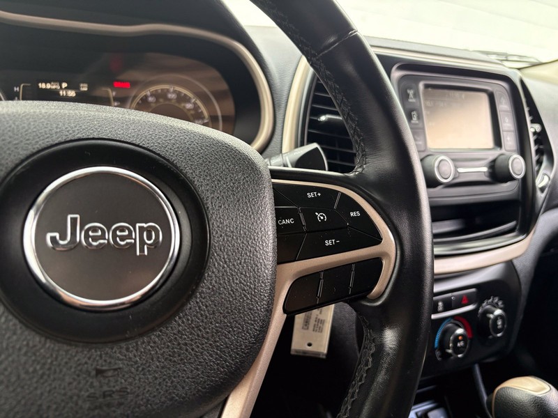Jeep Cherokee Vehicle Full-screen Gallery Image 25