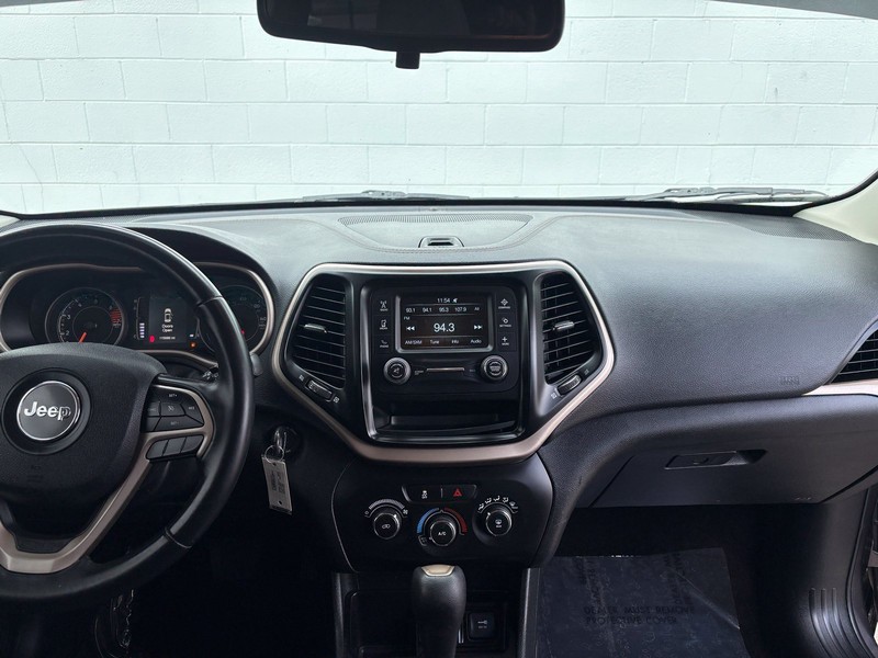 Jeep Cherokee Vehicle Full-screen Gallery Image 26