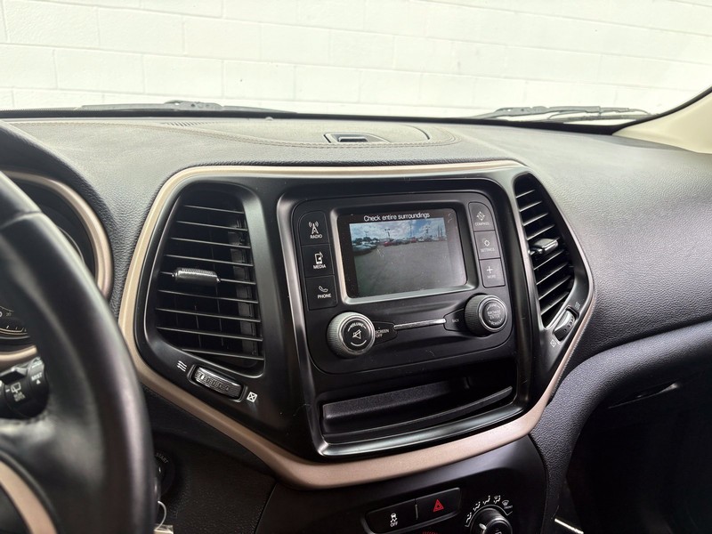 Jeep Cherokee Vehicle Full-screen Gallery Image 28