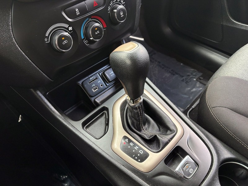 Jeep Cherokee Vehicle Full-screen Gallery Image 29