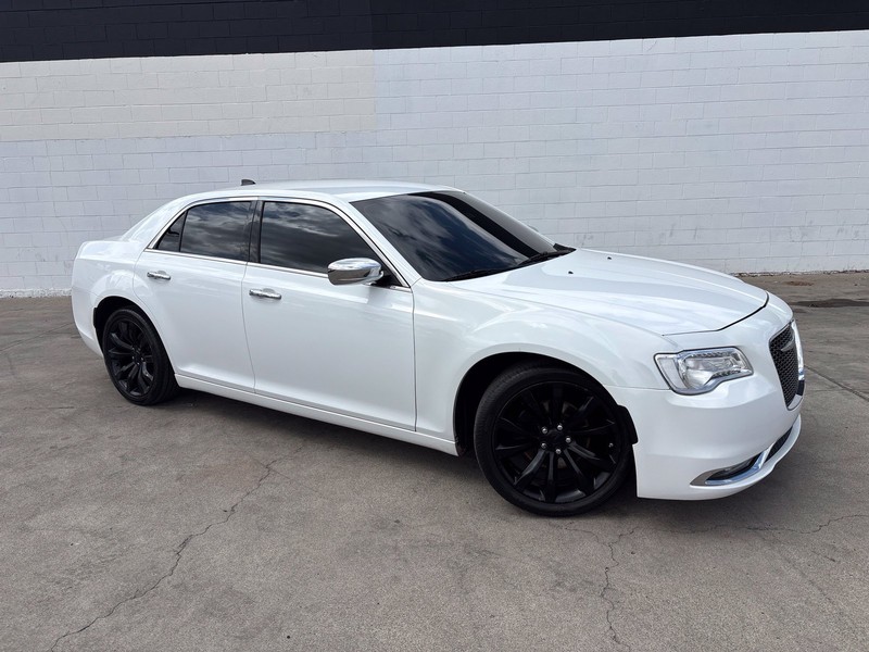 Chrysler 300 Vehicle Full-screen Gallery Image 01