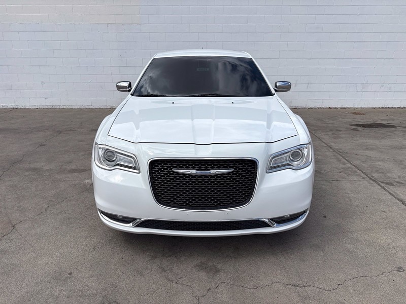 Chrysler 300 Vehicle Full-screen Gallery Image 02