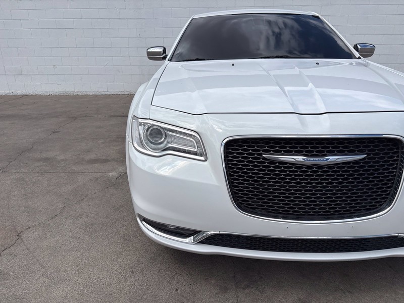 Chrysler 300 Vehicle Full-screen Gallery Image 03