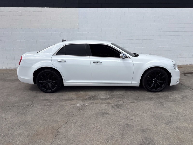 Chrysler 300 Vehicle Full-screen Gallery Image 04