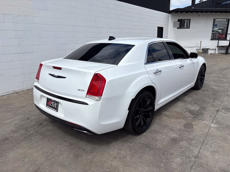 Chrysler 300 Vehicle Full-screen Gallery Image 05