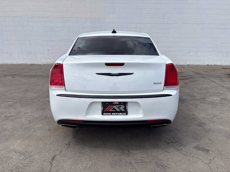Chrysler 300 Vehicle Full-screen Gallery Image 06
