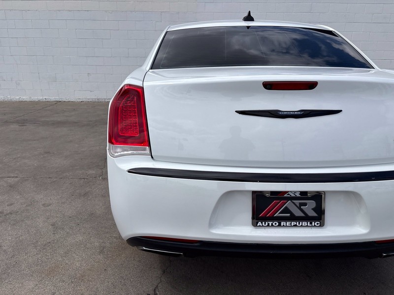 Chrysler 300 Vehicle Full-screen Gallery Image 07