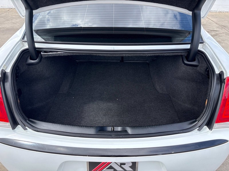 Chrysler 300 Vehicle Full-screen Gallery Image 08
