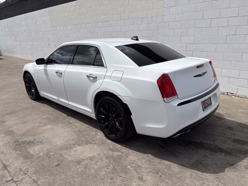 Chrysler 300 Vehicle Full-screen Gallery Image 09