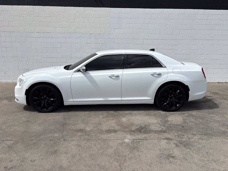 Chrysler 300 Vehicle Full-screen Gallery Image 10