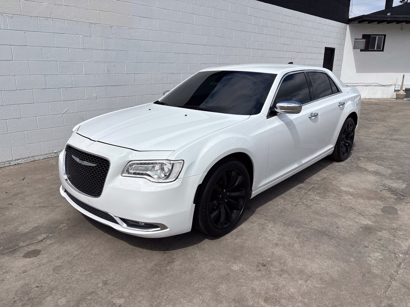 Chrysler 300 Vehicle Full-screen Gallery Image 11