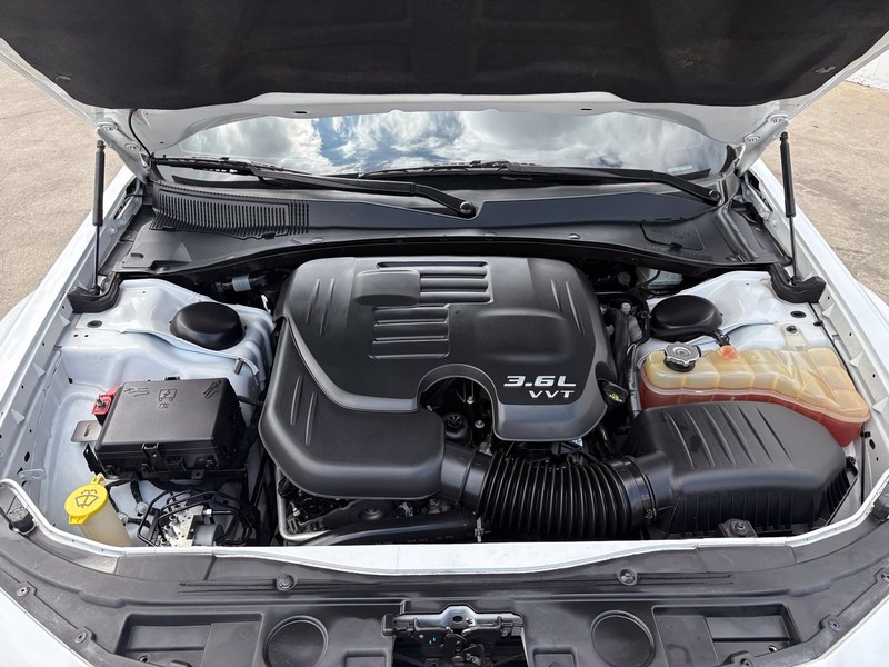 Chrysler 300 Vehicle Full-screen Gallery Image 12
