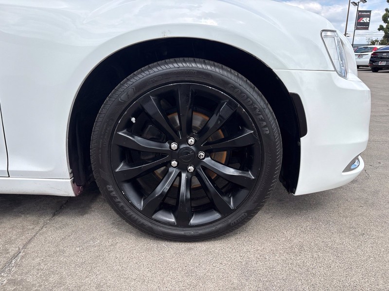 Chrysler 300 Vehicle Full-screen Gallery Image 13