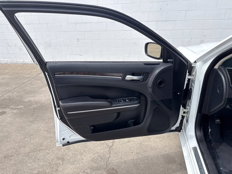 Chrysler 300 Vehicle Full-screen Gallery Image 14