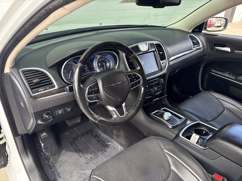 Chrysler 300 Vehicle Full-screen Gallery Image 15
