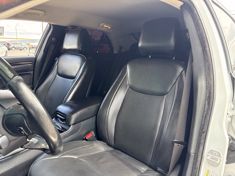 Chrysler 300 Vehicle Full-screen Gallery Image 16