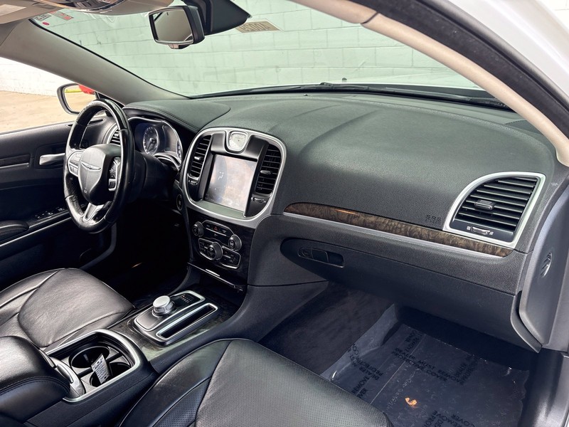 Chrysler 300 Vehicle Full-screen Gallery Image 18