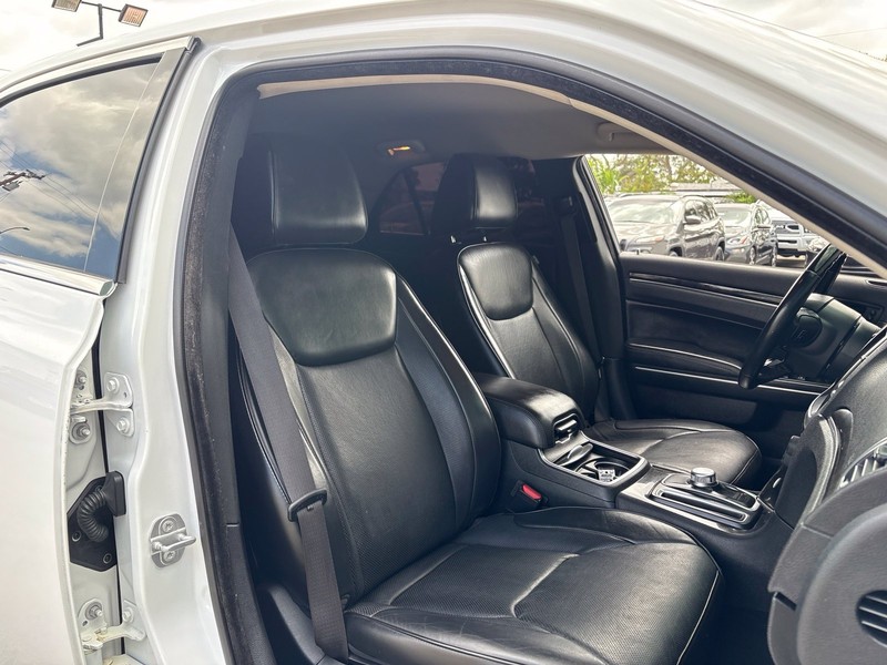 Chrysler 300 Vehicle Full-screen Gallery Image 19
