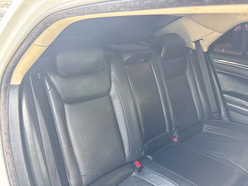 Chrysler 300 Vehicle Full-screen Gallery Image 20