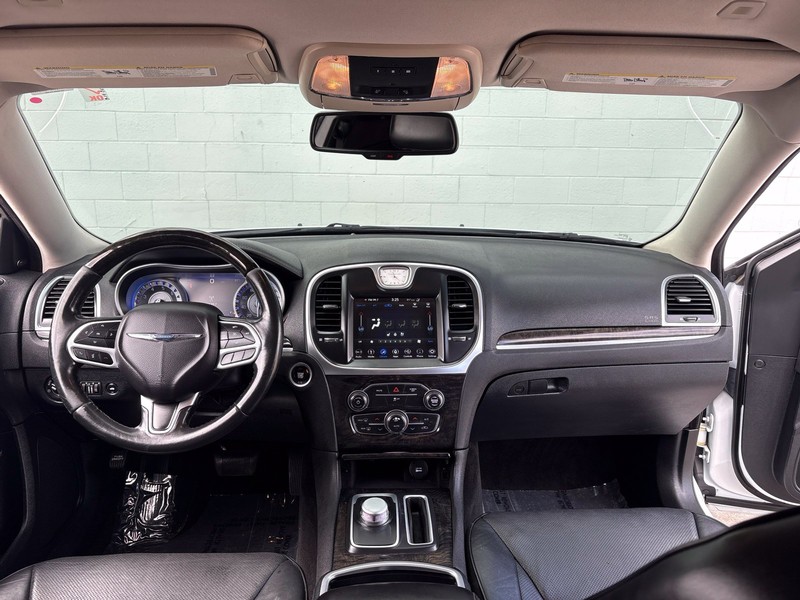 Chrysler 300 Vehicle Full-screen Gallery Image 21